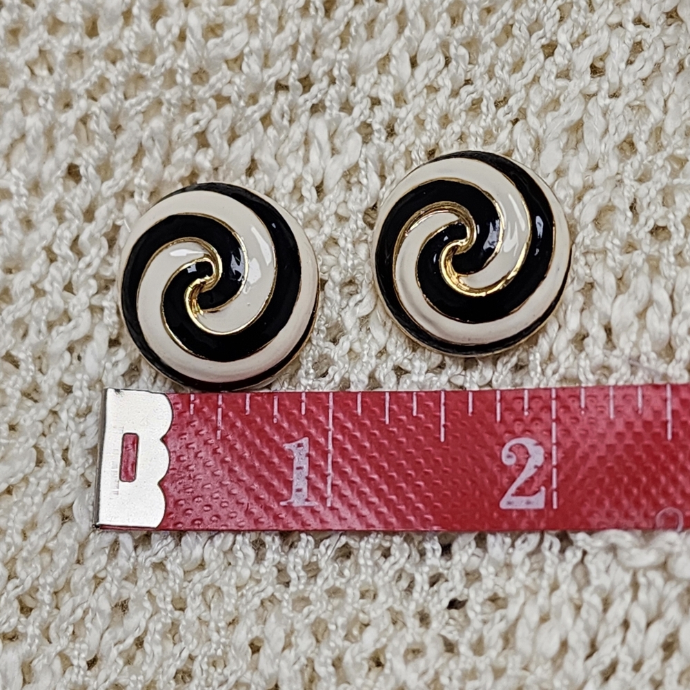 Vintage, Rare Gold Toned, Black and Cream Swirl Circle Enamel Clip On Earrings - Picture 6 of 8